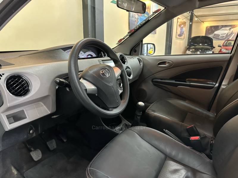 TOYOTA - ETIOS - 2013/2013 - Branca - R$ 41.900,00