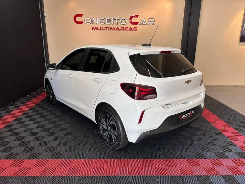 CHEVROLET - ONIX - 2023/2024 - Branca - R$ 77.900,00