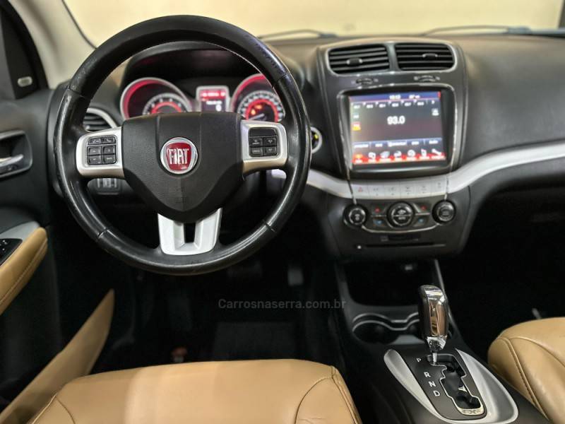 FIAT - FREEMONT - 2013/2014 - Preta - R$ 57.900,00