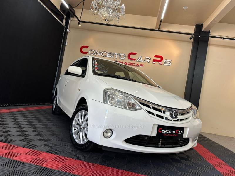 TOYOTA - ETIOS - 2013/2013 - Branca - R$ 41.900,00