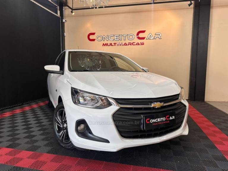 CHEVROLET - ONIX - 2023/2024 - Branca - R$ 77.900,00