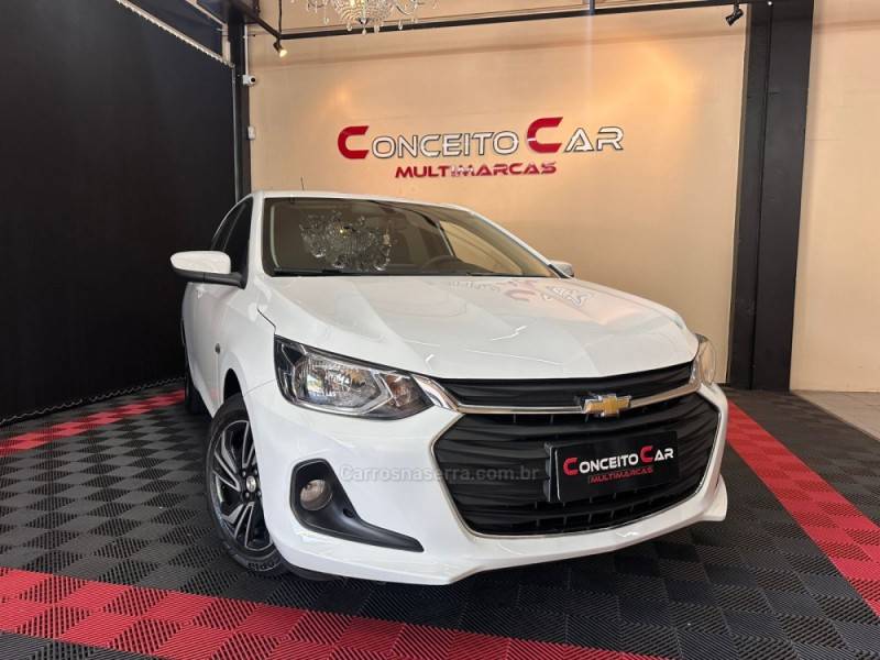 CHEVROLET - ONIX - 2023/2024 - Branca - R$ 77.900,00