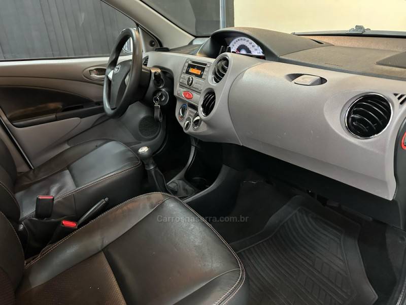 TOYOTA - ETIOS - 2013/2013 - Branca - R$ 41.900,00
