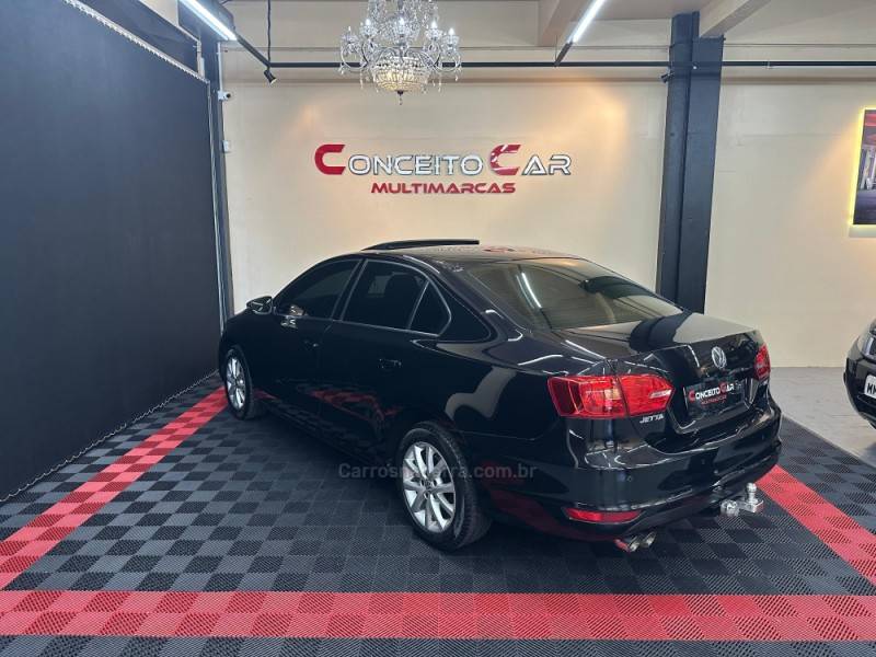 VOLKSWAGEN - JETTA - 2011/2012 - Preta - R$ 65.900,00