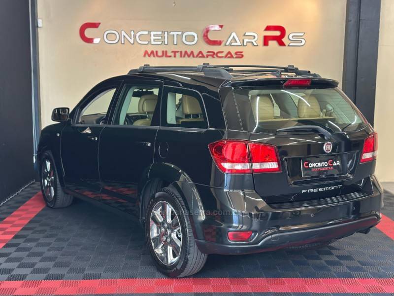 FIAT - FREEMONT - 2013/2014 - Preta - R$ 57.900,00
