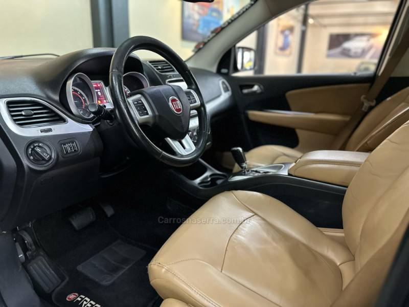 FIAT - FREEMONT - 2013/2014 - Preta - R$ 57.900,00