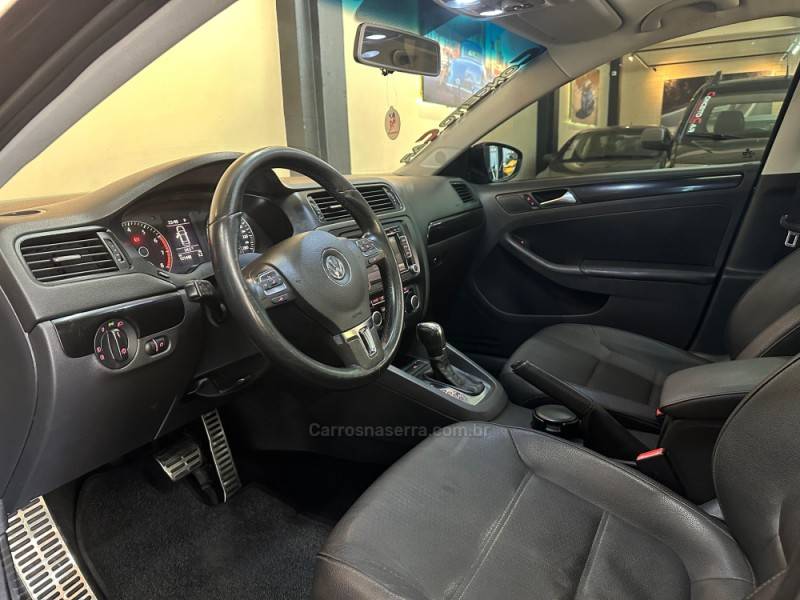 VOLKSWAGEN - JETTA - 2011/2012 - Preta - R$ 65.900,00