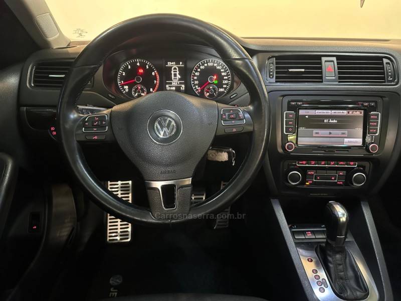 VOLKSWAGEN - JETTA - 2011/2012 - Preta - R$ 65.900,00