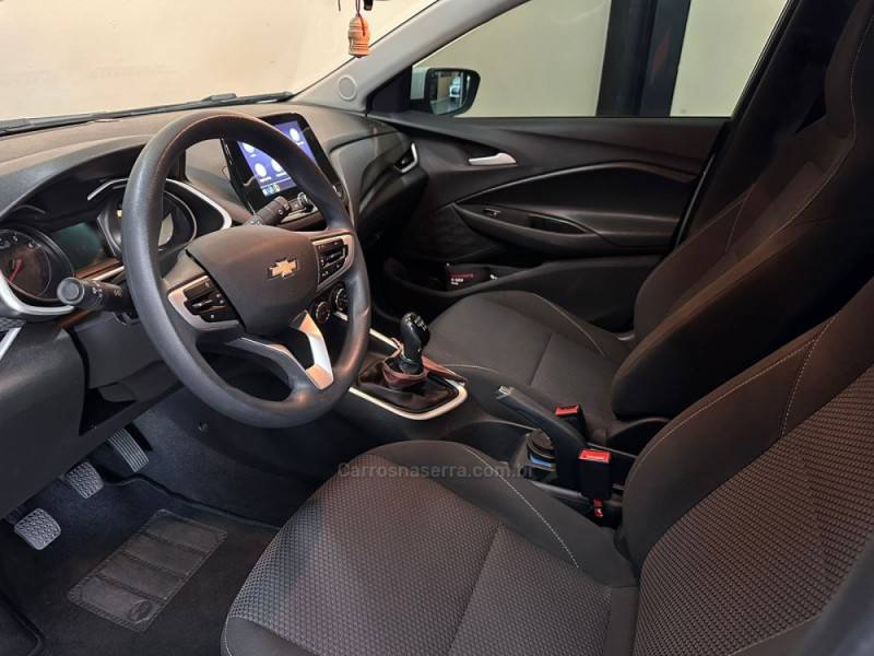CHEVROLET - ONIX - 2023/2024 - Branca - R$ 77.900,00