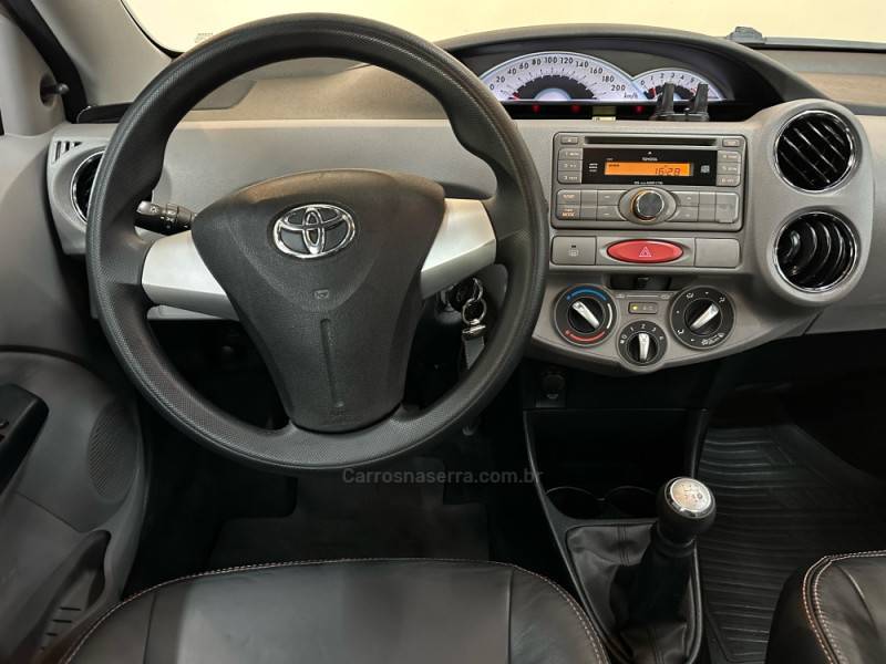 TOYOTA - ETIOS - 2013/2013 - Branca - R$ 41.900,00