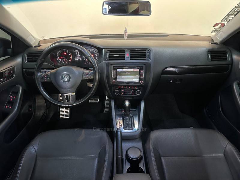 VOLKSWAGEN - JETTA - 2011/2012 - Preta - R$ 65.900,00