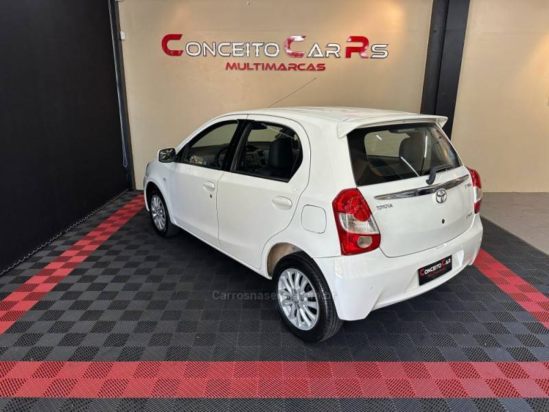 TOYOTA - ETIOS - 2013/2013 - Branca - R$ 41.900,00