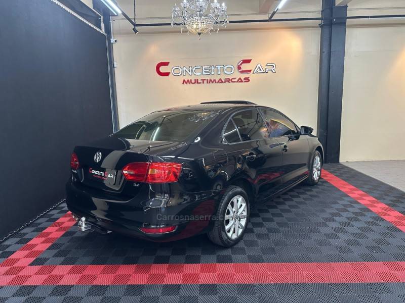 VOLKSWAGEN - JETTA - 2011/2012 - Preta - R$ 65.900,00