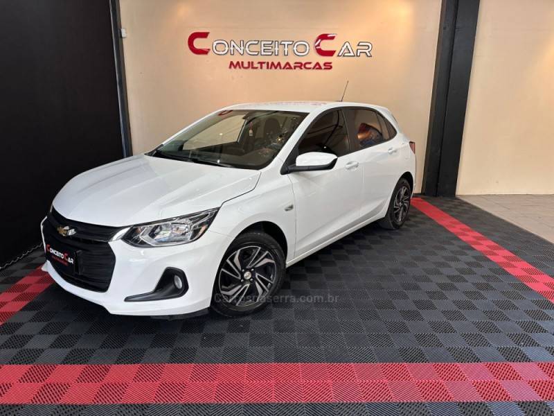 CHEVROLET - ONIX - 2023/2024 - Branca - R$ 77.900,00