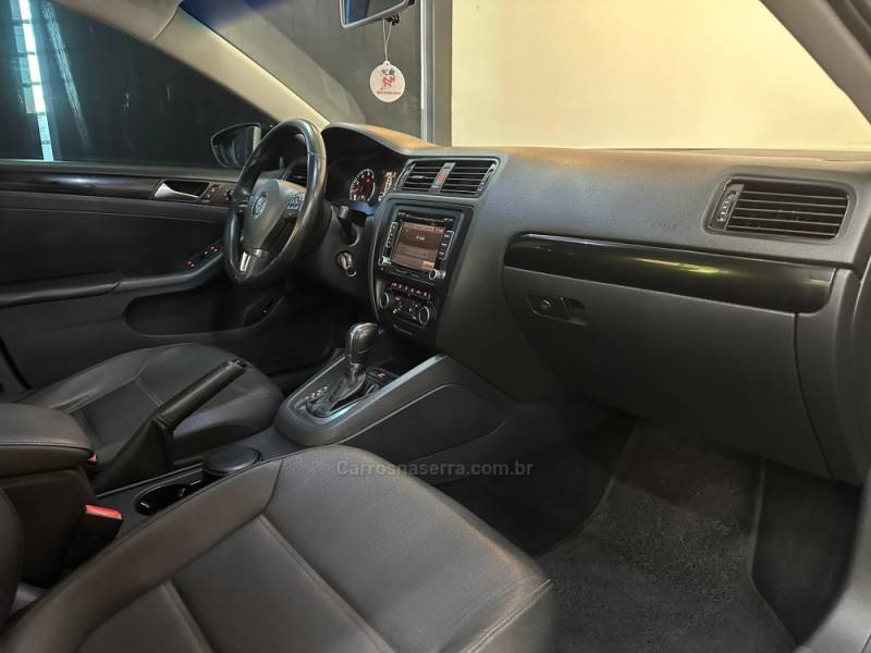 VOLKSWAGEN - JETTA - 2011/2012 - Preta - R$ 65.900,00