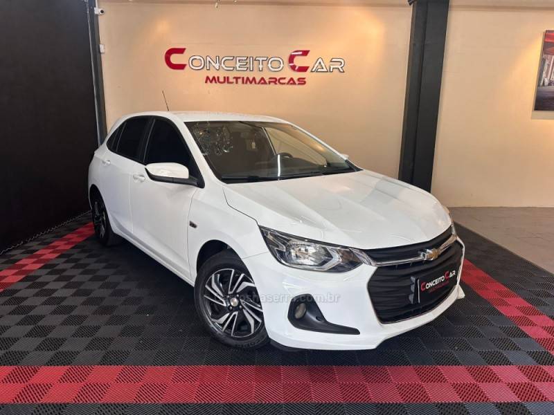 CHEVROLET - ONIX - 2023/2024 - Branca - R$ 77.900,00