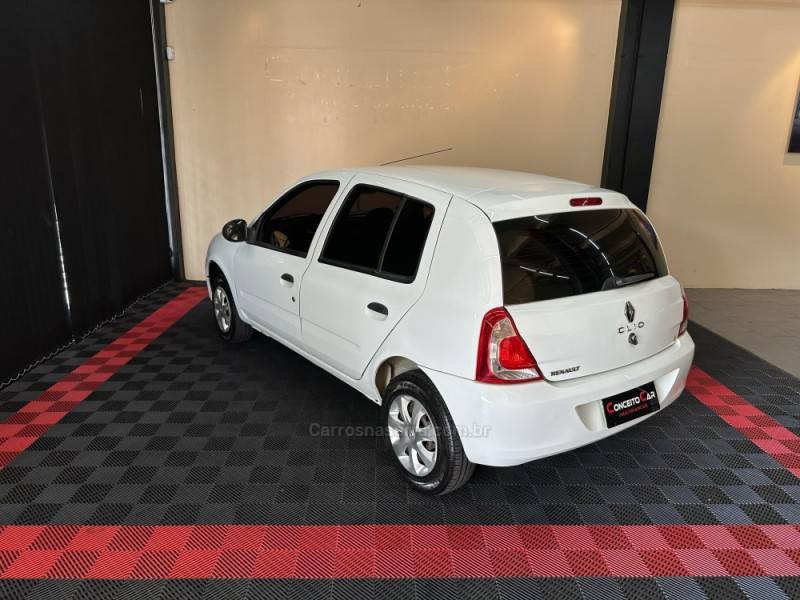 RENAULT - CLIO - 2013/2014 - Branca - R$ 33.900,00
