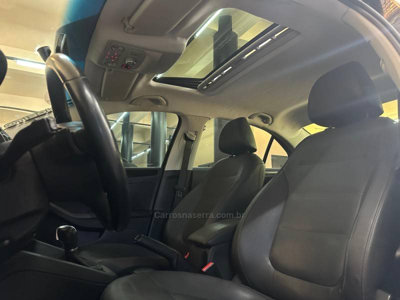 VOLKSWAGEN - JETTA - 2011/2012 - Preta - R$ 65.900,00