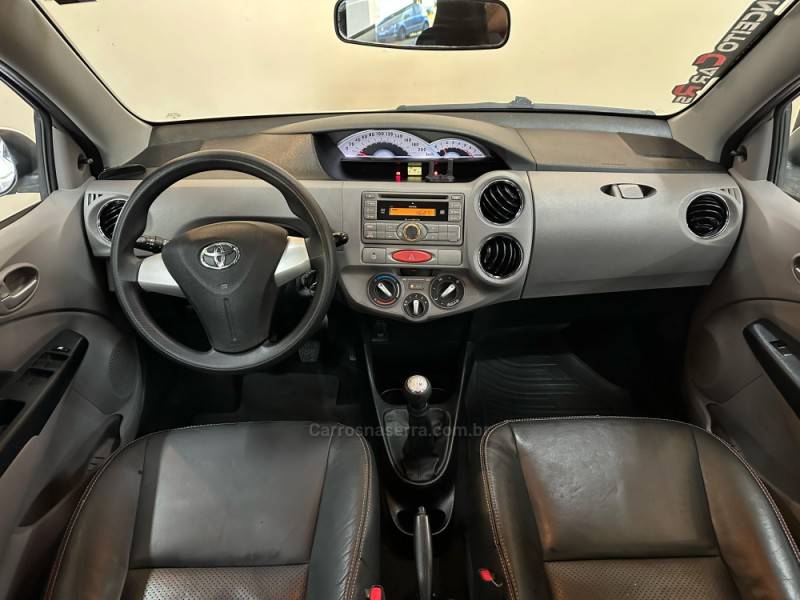 TOYOTA - ETIOS - 2013/2013 - Branca - R$ 41.900,00